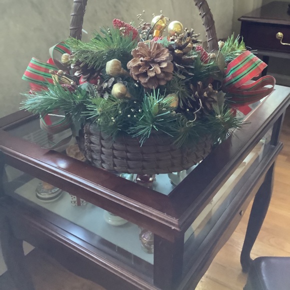 Christmas evergreen basket (artificial) - Picture 3 of 5